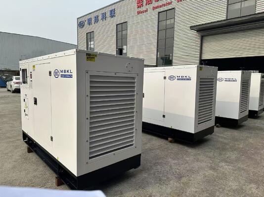 Bom preço. Grupo gerador diesel silencioso de 50KW/62.5KVA com motor Yuchai e recursos automáticos de segurança para baixo ruído e vibração on-line
